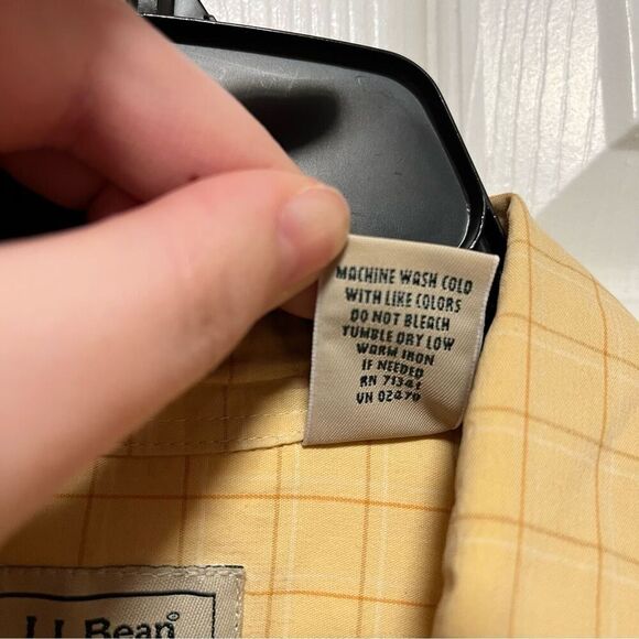 L.L. Bean Women’s Light Yellow Button Down Shirt size large - Picture 4 of 6
